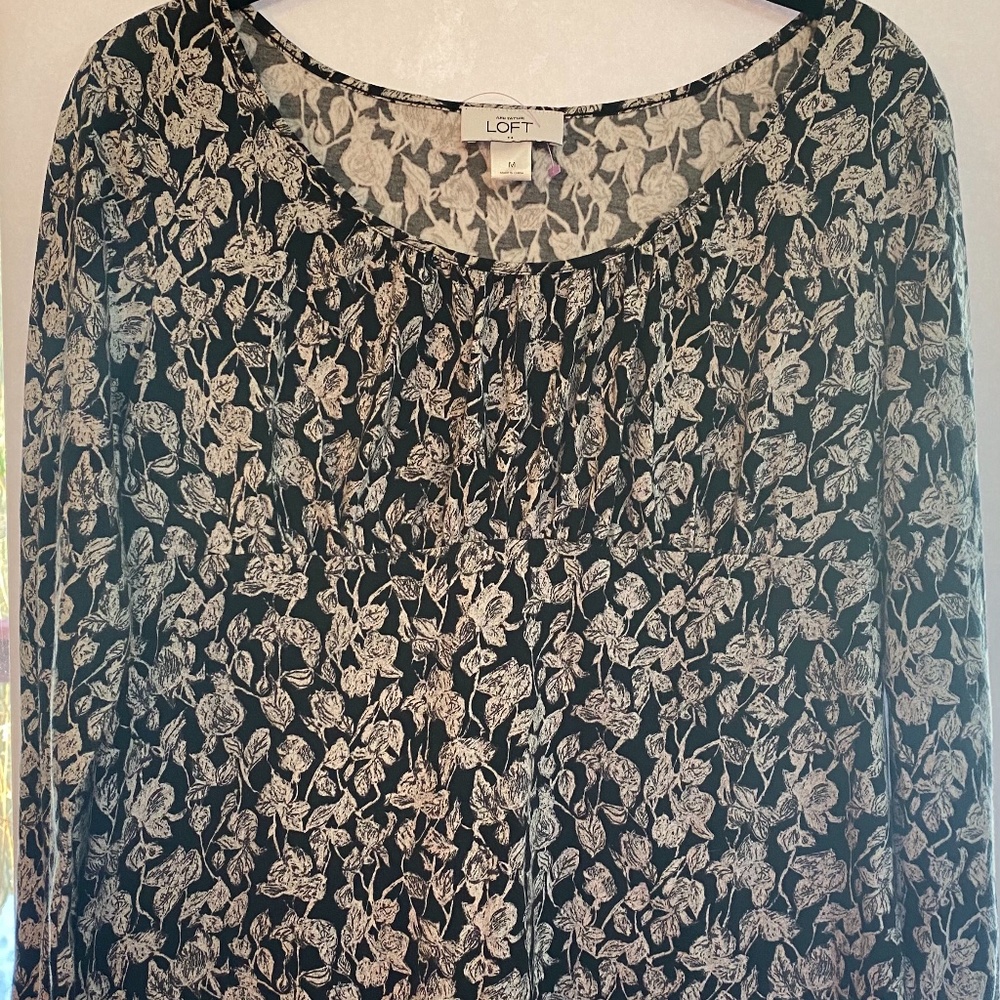 Ann Taylor Loft Black and White Top Size Medium!